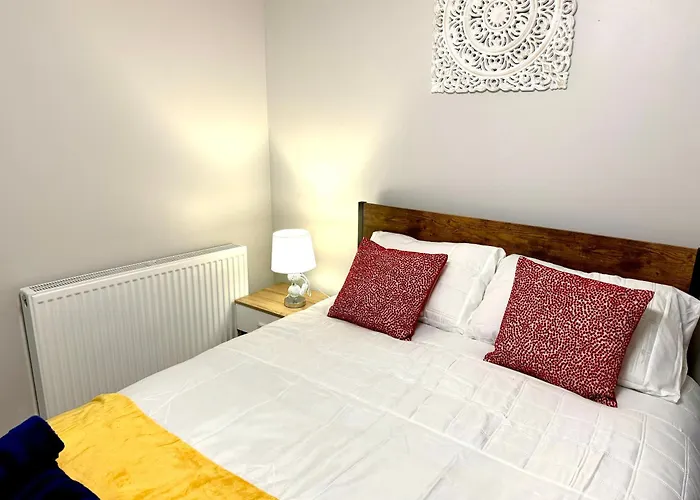 Comfy Studio Flat And Workspace Near Ashton-U-Lyne Station