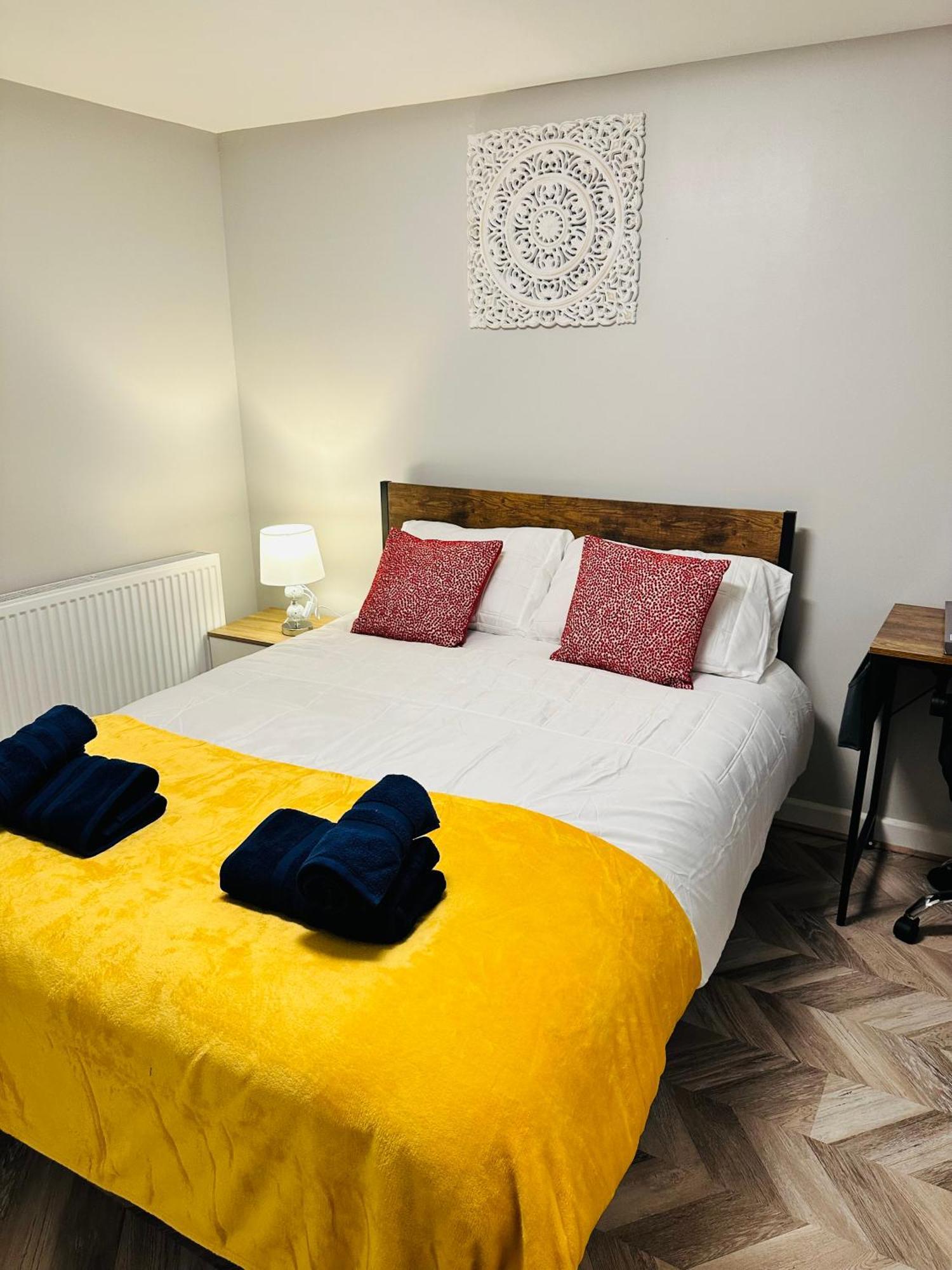 Apartment Comfy Flat And Workspace Near Ashton-u-lyne Station