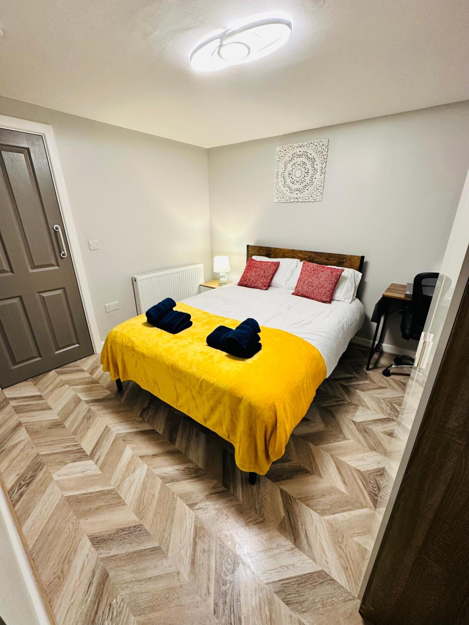 Comfy Flat And Workspace Near Ashton-u-lyne Station *