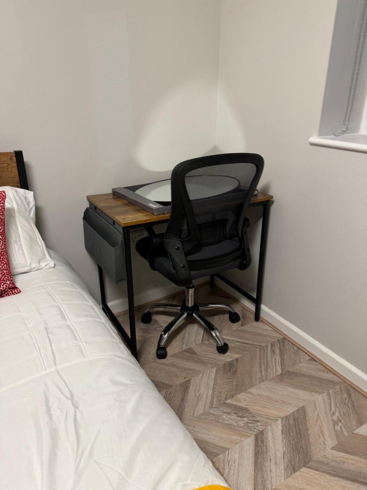 Comfy Flat And Workspace Near Ashton-u-lyne Station Stalybridge